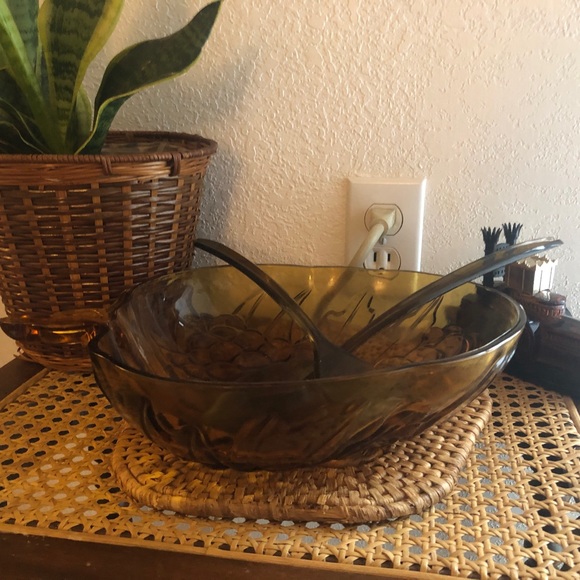 Indiana Glass Amber Grape Sala/Serving Bowl w/Lucite Tongs Retro - Picture 2 of 16